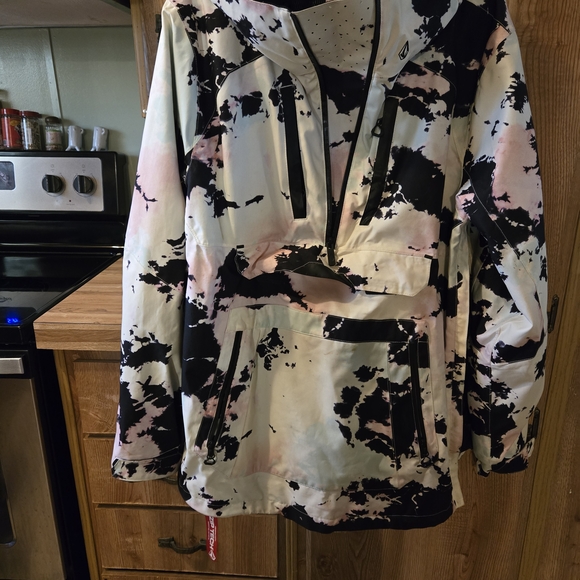 Volcom Women's Black and Pink Ski Jacket - Picture 13 of 14